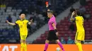 Pemain Swedia Emil Forsberg (kiri) bereaksi saat wasit Daniele Orsato menunjukkan kartu merah kepada rekan setimnya Marcus Danielson saat melawan Ukraina pada pertandingan babak 16 besar Euro 2020 di Stadion Hampden Park, Glasgow, Selasa (29/6/2021). (AP Photo/Petr David Josek, Pool)