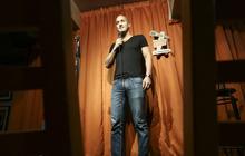 Pria Ini Banting Setir dari Bankir Jadi Stand Up Komedi