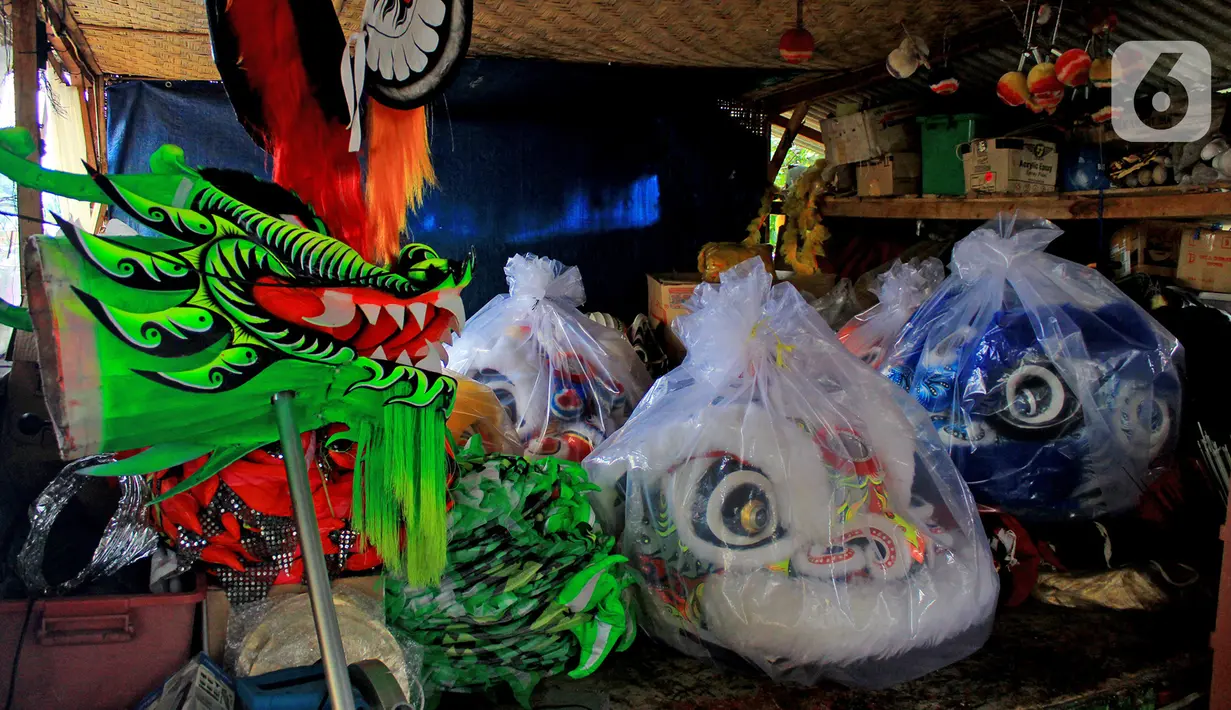 Barongsai dan Liong Lily Hambali terlihat di Jalan Roda, Babakan Pasar, Bogor, Jawa Barat, Selasa (21/1/2020). Jelang hari raya Imlek pengrajin rumahan barongsai dan liong Lily Hambali ramai pemesanan. (merdeka.com/Magang/Muhammad Fayyadh)