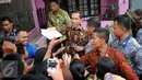 Presiden RI Joko Widodo membagikan buku tulis kepada warga di sekitar Lapangan Bedeng, Pisangan Baru, Jakarta, Selasa (8/9/2015). Kedatangan Presiden Jokowi untuk memberikan sejumlah paket sembako dan buku kepada warga. (Liputan6.com/Helmi Fithriansyah)