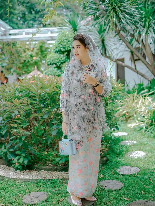 Mini handbag Louis Vuitton seri Capucines dengan top handle dan ornamen sulam bunga ini kira-kira dibanderol dengan harga Rp118 jutaan. [@ayanggkahiyang].