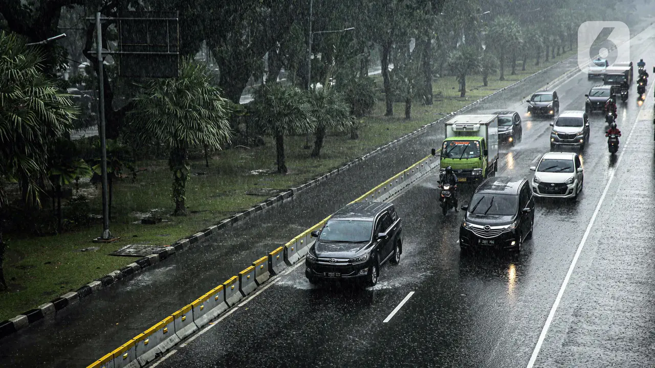 FOTO: Waspada Banjir dan Macet Saat Puncak Musim Hujan