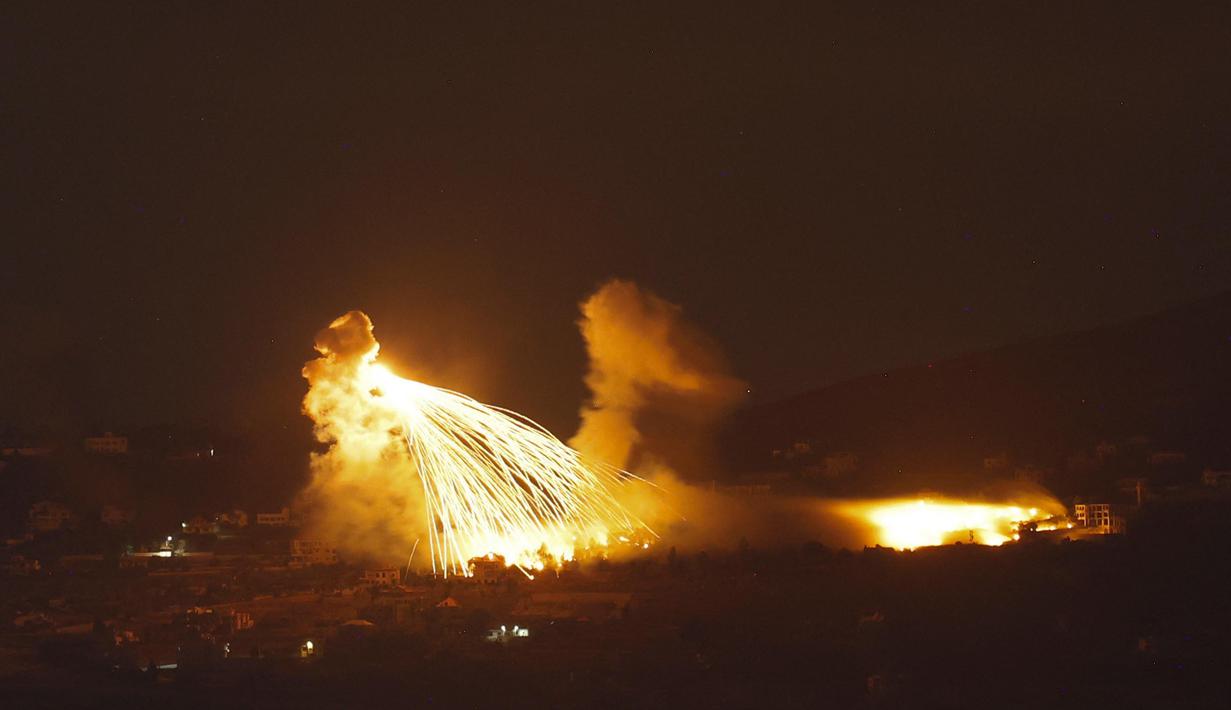 Foto yang diambil dari Israel utara, di sepanjang perbatasan dengan Lebanon selatan, pada 30 September 2024 ini menunjukkan kebakaran setelah pengeboman Israel di sebuah wilayah di Lebanon selatan. (Jalaa MAREY/AFP)