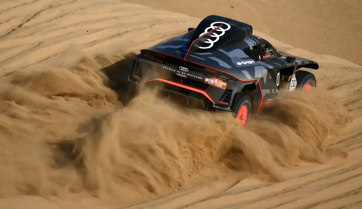 Pabrikan mobil asal Jerman, Audi untuk pertama kalinya ikut serta di Reli Dakar 2022 dengan menurunkan mobil listrik RS Q e-tron. Mobil tersebut rencananya akan dikendarai oleh para mantan juara seperti Carlos Sainz dan Stephane Peterhansel. (AFP/Franck Fife)