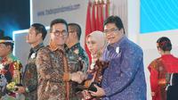Menteri Perdagangan Budi Santoso (kiri) menyerahkan penghargaan Primaniyarta Lifetime Achievement Award dari Pemerintah Indonesia melalui Kementerian Perdagangan yang diterima oleh Vice President Director TMMIN Bob Azam (kanan) dalam acara pembukaan Trade Expo Indonesia (TEI) 2025 di ICE BSD City Tangerang, Rabu (15/10). (Dok. TMMIN)