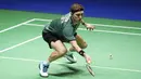 Pebulu tangkis Denmark, Viktor Axelsen berusaha mengembalikan shuttle cock ke arah lawannya, Pebulu tangkis Malaysia, Ng Tze Yong pada laga babak 16 besar tunggal putra All England 2023 di Utilita Arena, Birmingham, Inggris, Kamis (16/3/2023). Viktor Axelsen kalah rubber game, 15-21, 21-9 dan 21-23. (PA via AP Photo/Zac Goodwin)