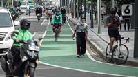 Sejumlah warga bersepeda di Bundaran HI, Jakarta, Minggu (2/1/2022). Meski hari bebas kendaraan bermotor atau car free day (CFD) ditiadakan, warga masih banyak yang beraktivitas di kawasan Sudirman-Thamrin. (Liputan6.com/Faizal Fanani)