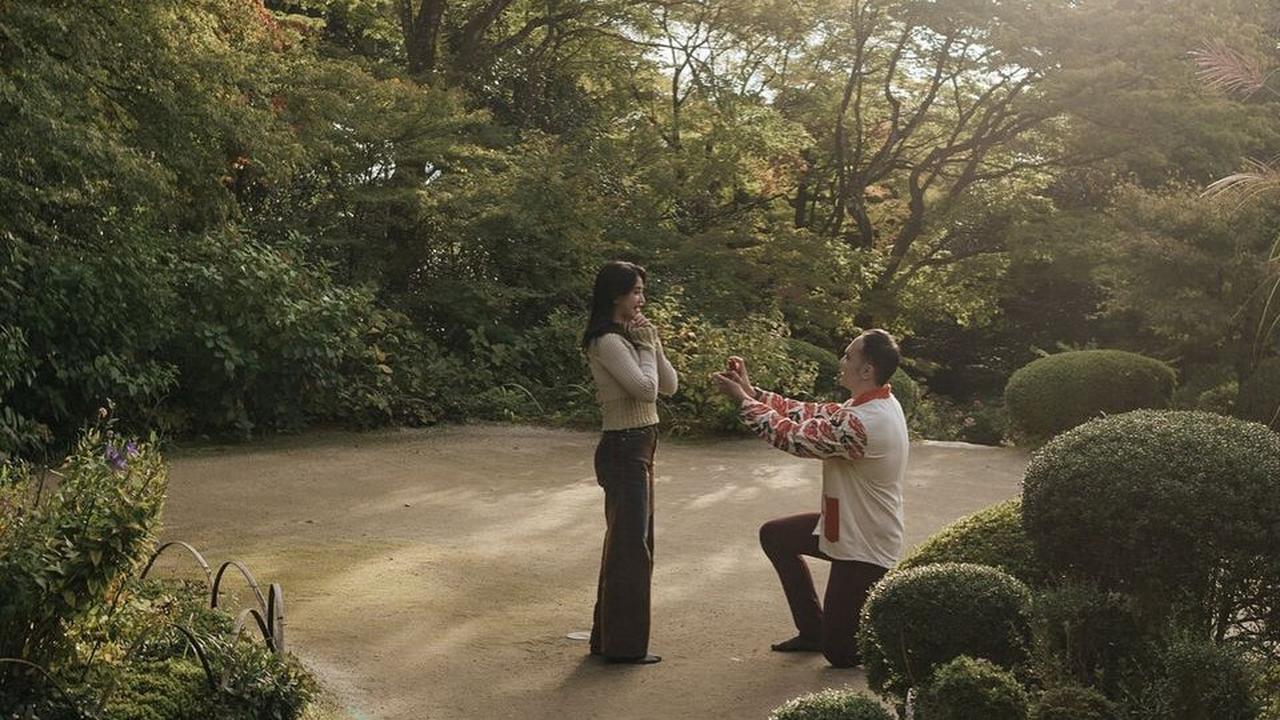 Romantisnya Momen Ihsan Fadhlur Lamar Elma Agustin di Taman Shisedo Jepang saat Matahari Terbenam, Mirip Agenda Film