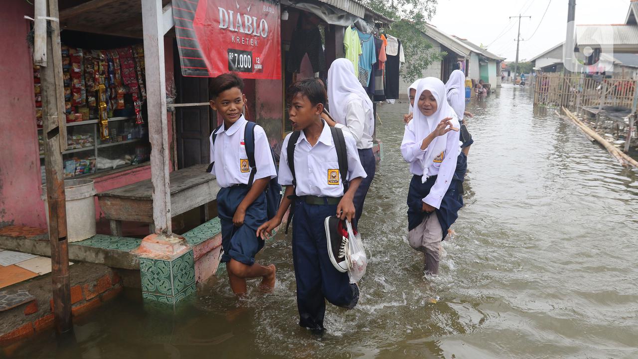 Banjir Rob Masih Genangi Permukiman Warga Muara Gembong