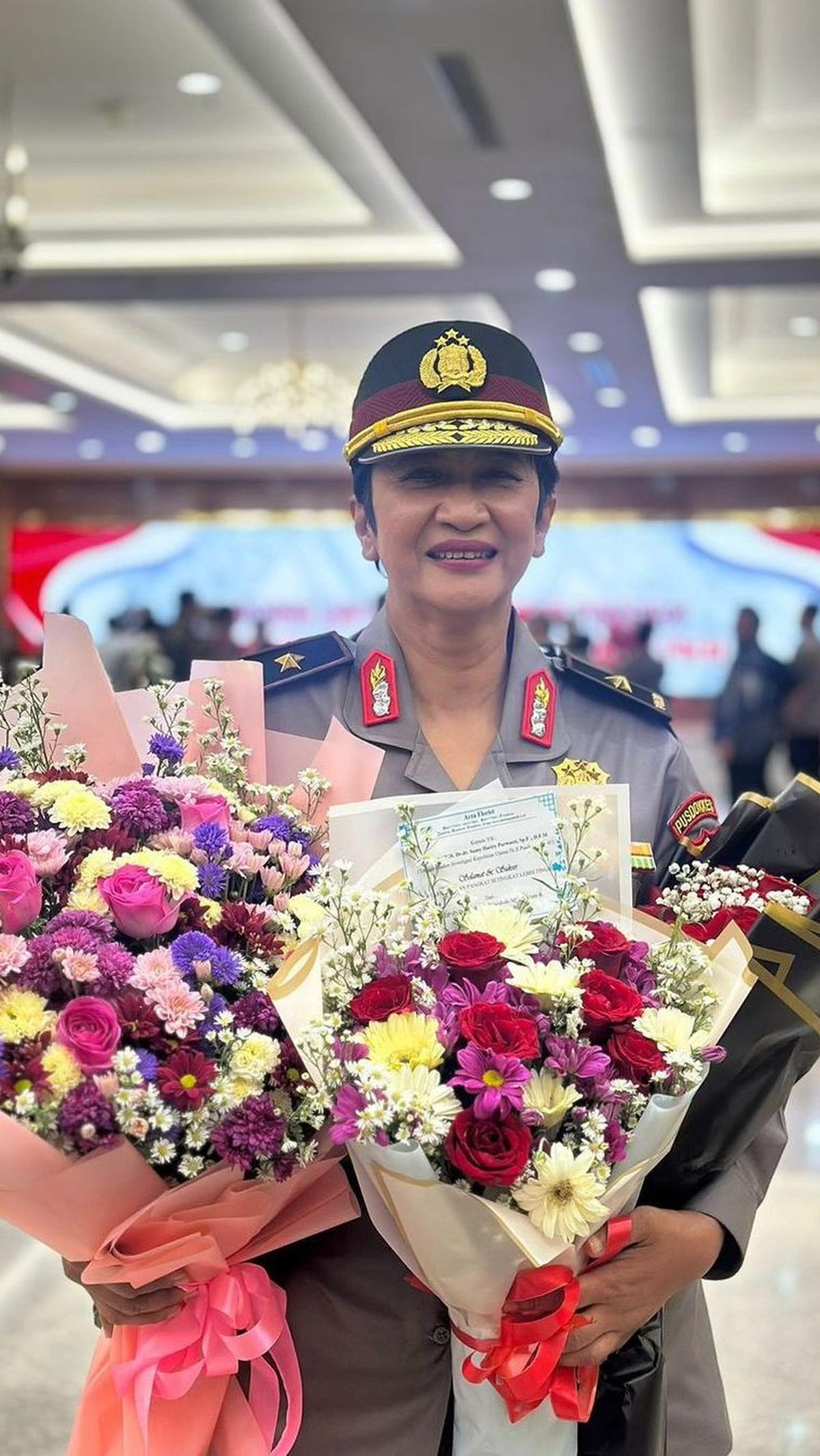 Polisi wanita (Polwan) ini kini telah resmi menyandang pangkat sebagai Brigjen Dr. dr. Sumy Hastry Purwanti.