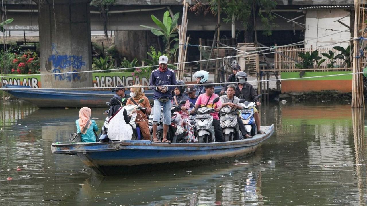 FOTO: Potret Perahu Eretan yang Masih Bertahan di Tengah Era Modern Ibu Kota