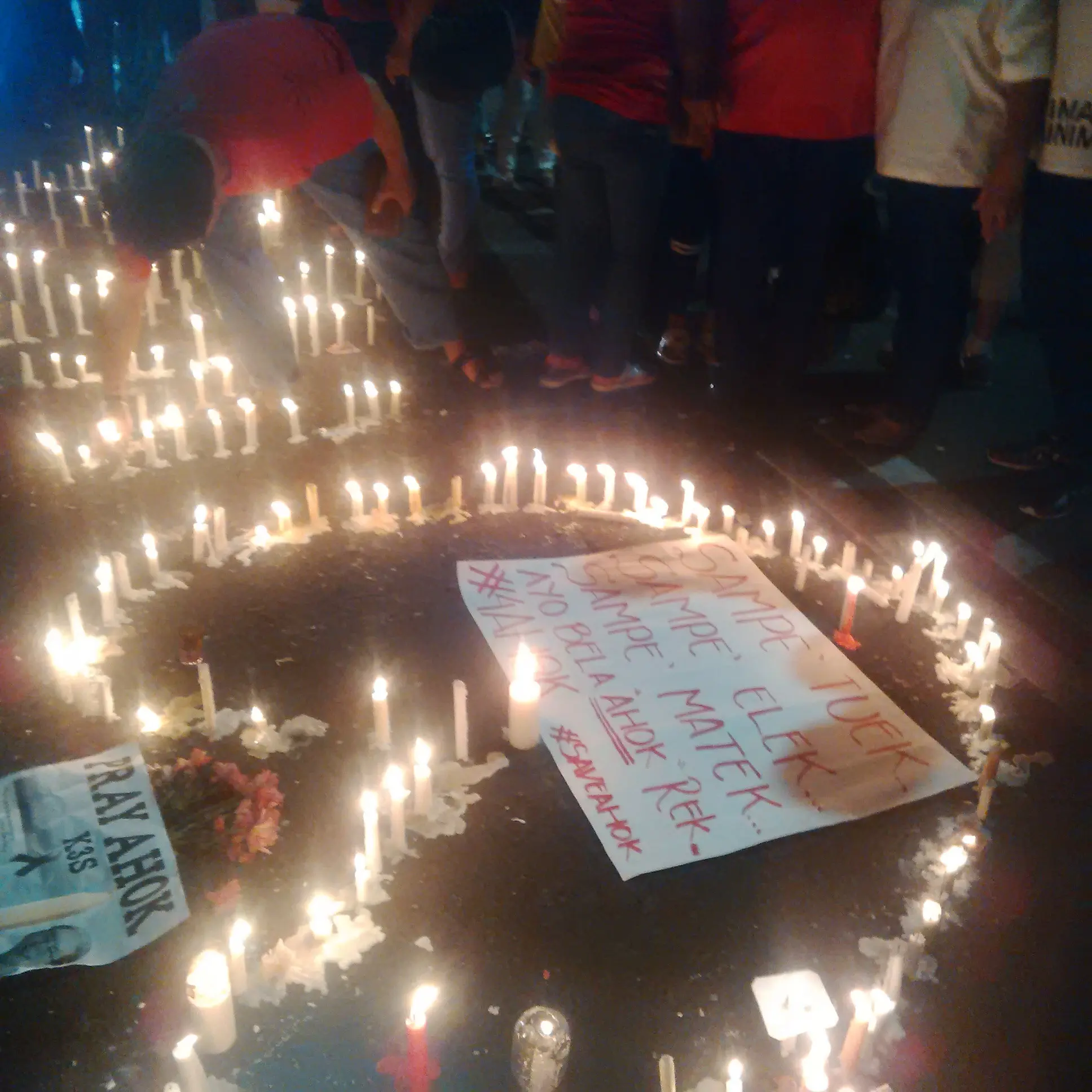 Warga Surabaya Nyalakan 1000 Lilin di Tugu Pahlawan untuk Ahok (Liputan6.com/Dhimas Prasaja)