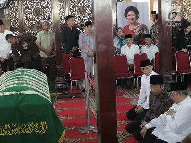 Presiden Joko Widodo (Jokowi) berbincang dengan Presiden ke-6 Susilo Bambang Yudhoyono (SBY) dan Agus Harimurti saat melayat almarhumah Siti Habibah di Puri Cikeas, Bogor, Sabtu (31/8/2019). Ibunda SBY meninggal pada usia 87 tahun di RS Mitra Keluarga Cibubur. (Liputan6.com/Herman Zakharia)