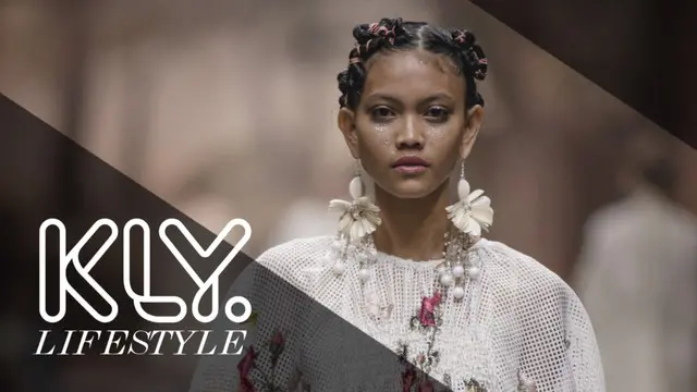 Salah satu karya seni yang membuat Biyan jatuh cinta adalah lukisan Ivan Kuzmich Makarov. Biyan tertarik pada kepekaan penggunaan palet warna yang dilakukan Ivan dan menuangkannya pada koleksi Spring Summer Collection 2019 dengan rangkaian busana ber...