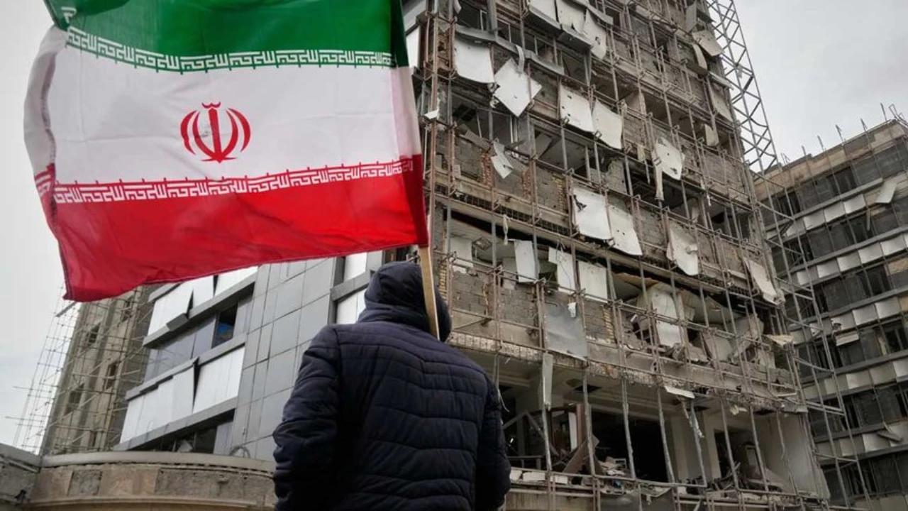 Atas Perintah Trump Serangan AS Hantam Iran Selatan, Ledakan Guncang Sejumlah Wilayah