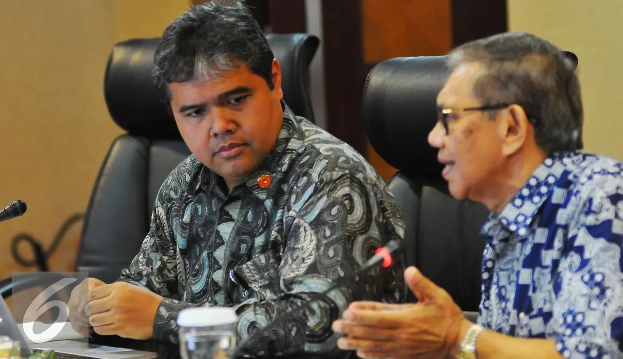 Ketua Komisi Aparatur Sipil Negara (ASN) Sofian Affandi (Batik Biru), dan Deputi II Kepala Staf Presiden Yanuar Nugraha (batik Hitam) saat berdiskusi tentang UU ASN dan permasalahannya di Setneg, Jakarta, Selasa (23/1). (Liputan6.com/Angga Yuniar)