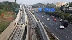 Penampakan proyek Light Rail Transit (LRT) Jabodebek di Jakarta, Minggu (12/8). Progres pembangunan proyek yang dimulai sejak 2015 tersebut sampai saat ini telah mencapai 41 persen. (Liputan6.com/Immanuel Antonius)