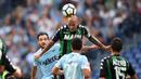 Pemain Lazio, Marco Parolo (kiri) mencoba mengganggu sundulan pemain Sassuolo, Paolo Cannavaro pada lanjutan Serie A di Olympic Stadium, Roma, (1/10/2017). Lazio menang telak 6-1. (AFP/Filippo Monteforte)