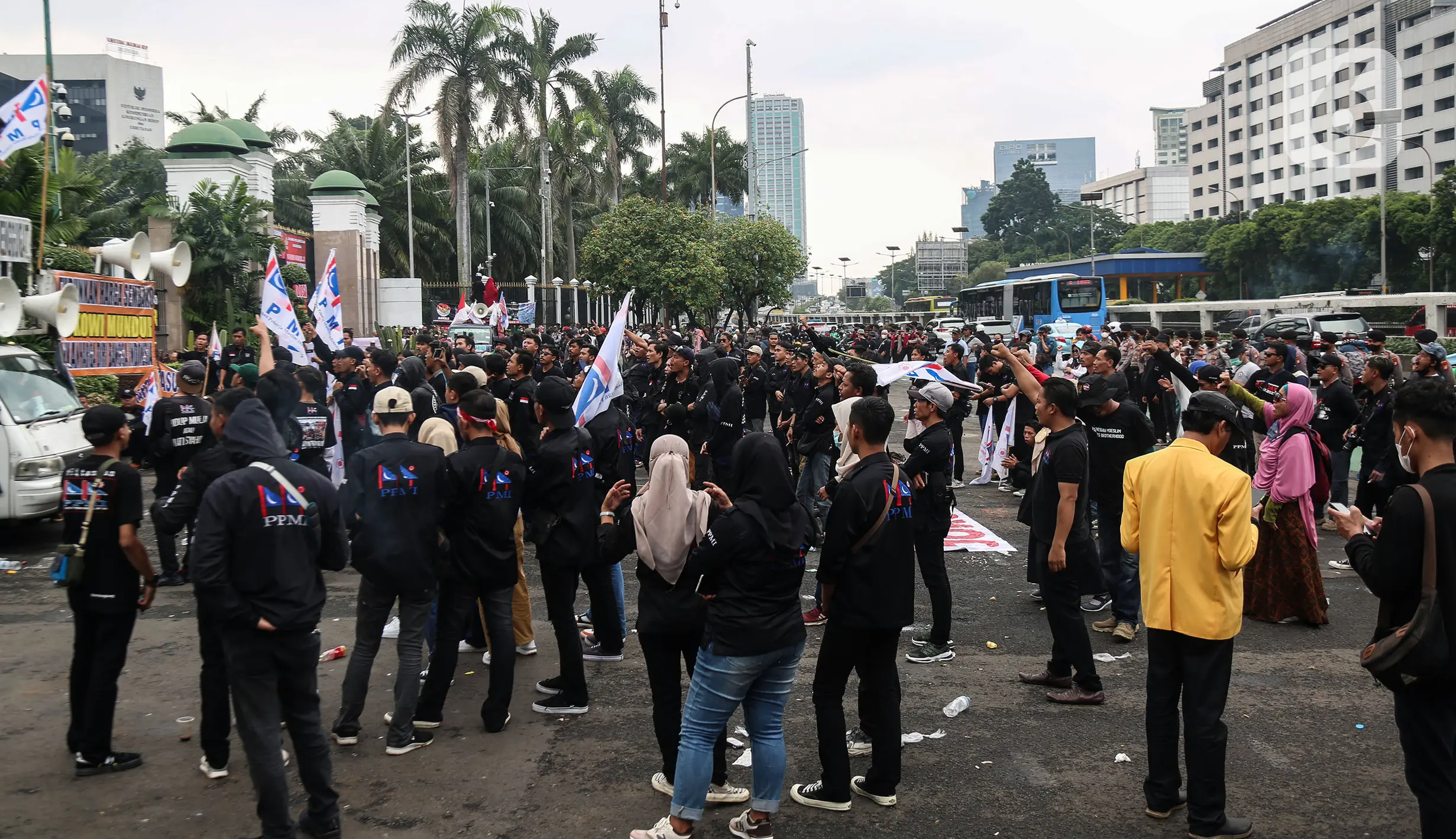 FOTO: Demonstran Geruduk Gedung DPR Tuntut Omnibus Law hingga Harga ...