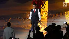 Presiden RI, Joko Widodo (tengah) usai memanah bersama penyandang disabilitas saat malam pembukaan Asian Para Games 2018 di SUGBK, Jakarta, Sabtu (6/10). Asian Para Games 2018 berlangsung 6-13 Oktober. (Liputan6.com/Helmi Fithriansyah)