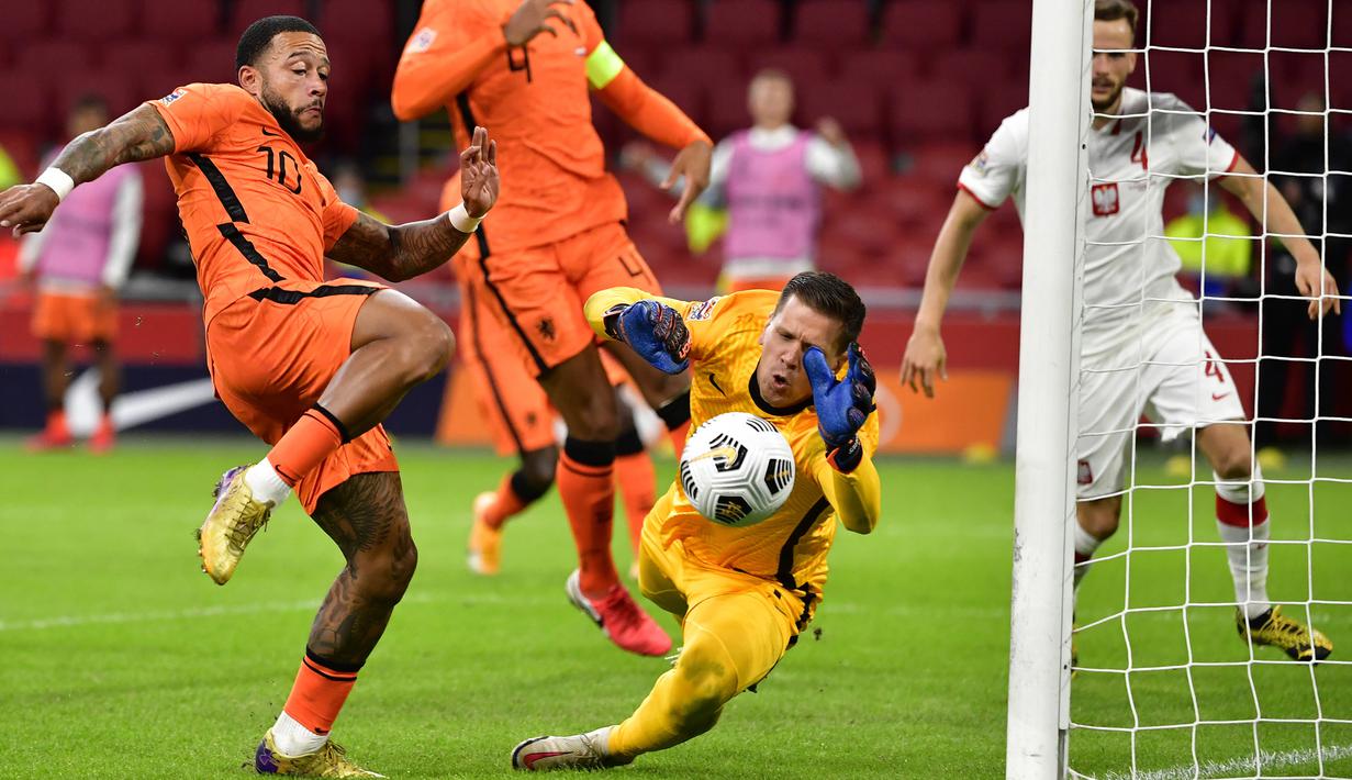 Penyerang Belanda, Memphis Depay, berusaha mencetak gol ke gawang Polandia pada laga UEFA Nations League di Stadion Johan Cruijff Arena, Amsterdam, Sabtu (5/9/2020) dini hari WIB. Belandang menang 1-0 atas Polandia. (AFP/John Thys)