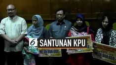 Keluarga anggota PPS (Panitia Pemungutan Suara) Bekasi yang meninggal saat bertugas dapat santunan dari KPU Pusat  dan DPR RI Komisi II. Santunan diberikan di kantor KPU Bekasi hari Jumat (12/7).