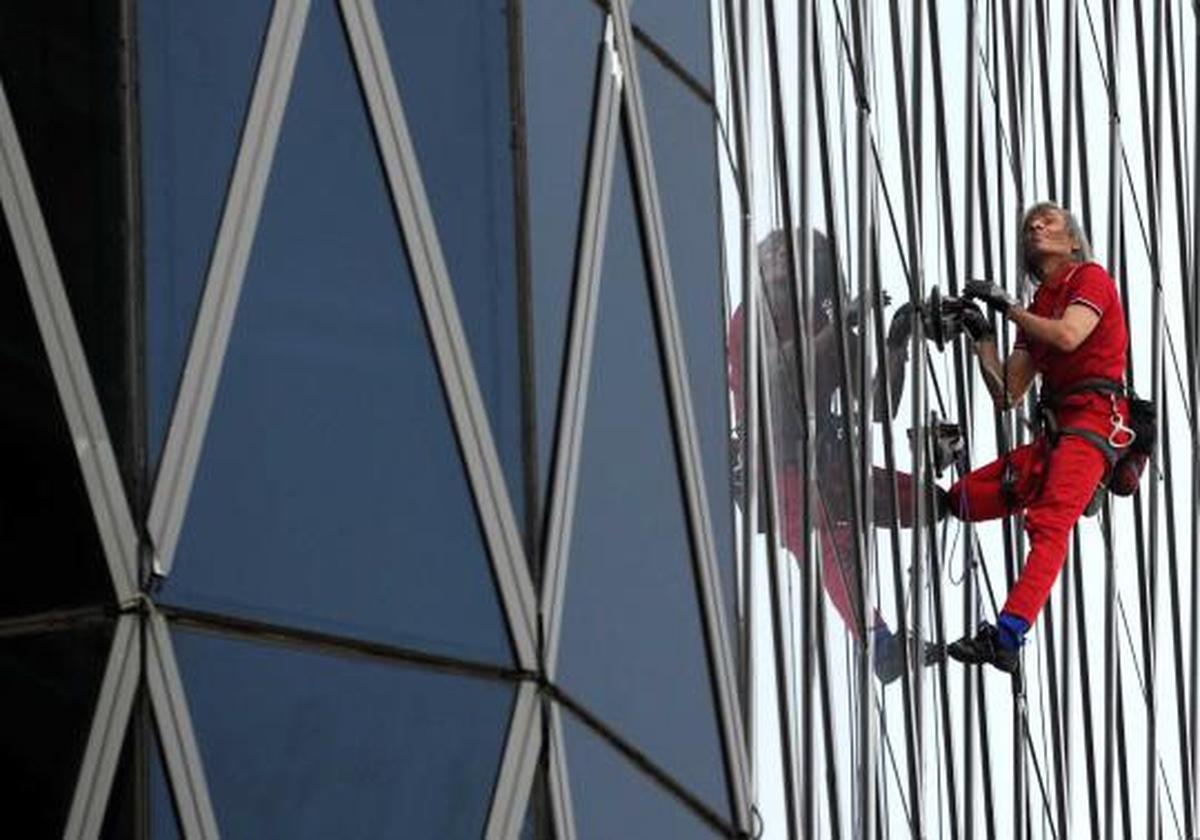 Aksi Spiderman panjat Bakrie Tower