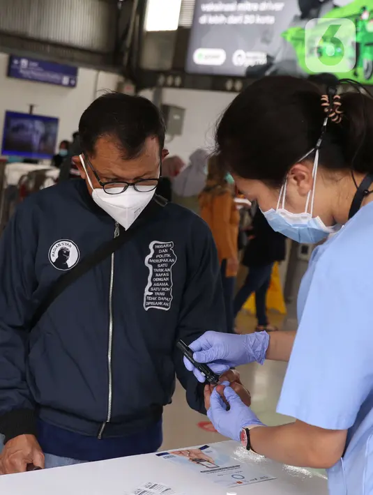 Penumpang mengecek gula darah gratis di Stasiun Tanah Abang, Jakarta Pusat, Minggu (14/11/2021). Kegiatan yang diselenggarakan oleh Novo Nordisk Indonesia ini, berfokus pada penyakit diabetes untuk memperingati Hari Diabetes Sedunia yang jatuh tiap tanggal 14 November. (Liputan6.com/Angga Yuniar)