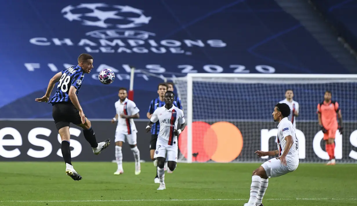 Pemain Atalanta Mario Pasalic (kiri) menyundul bola pada pertandingan perempat final Liga Champions antara Atalanta dengan Paris Saint-Germain di Luz Stadium, Lisbon, Portugal, Rabu (12/8/2020). Paris Saint-Germain menang 2-1. (David Ramos/Pool Photo via AP)