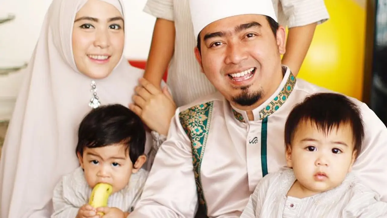 [Fimela] Keluarga Ustad Solmed dan April Jasmine