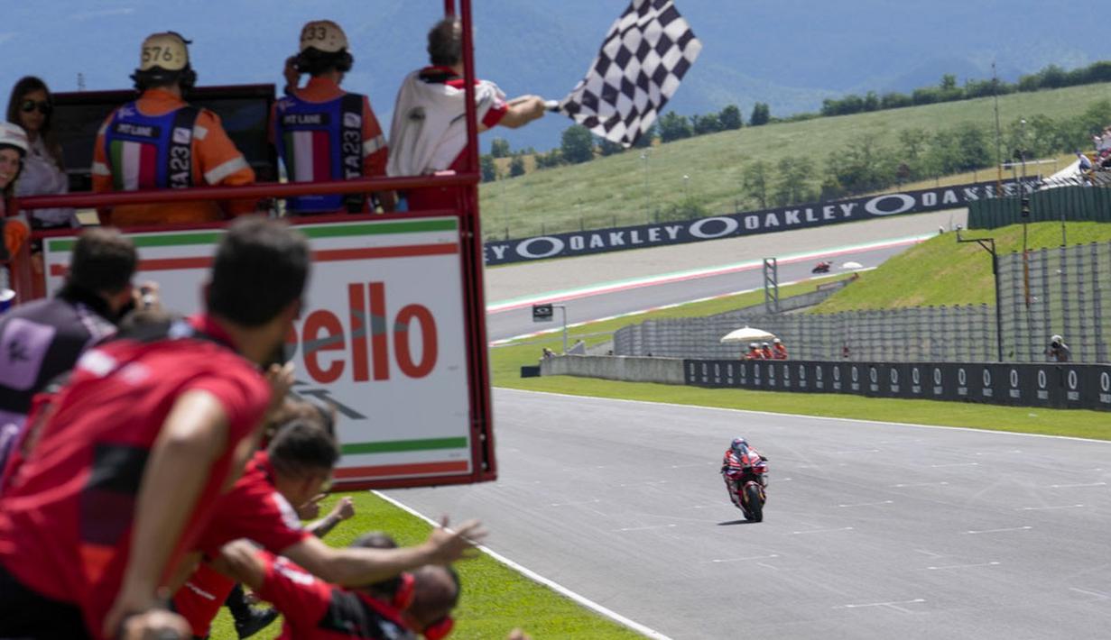 Pembalap Ducati Lenovo Team, Francesco Bagnaia, saat beraksi pada balapan MotoGP Italia di Sirkuit Mugello, Minggu (11/06/2023). Bagnaia menjadi yang tercepat dengan catatan waktu 41 menit 16,863 detik. (AP Photo/Luca Bruno)