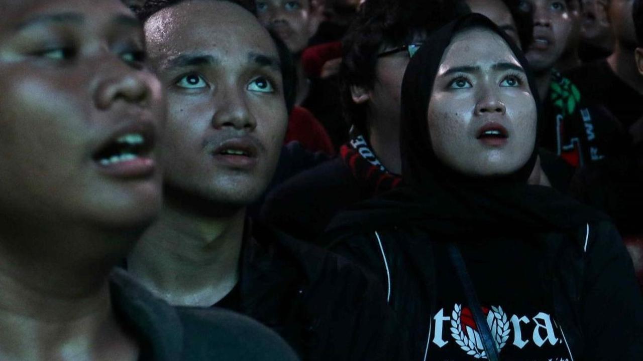 Pertandingan playoff Olimpiade Paris antara Timnas Indonesia U-23 melawan Guinea U-23 berlangsung sengit dan mendebarkan. Warga yang ikut nonton bareng (nobar) di kawasan Stadion Utama Gelora Bung Karno, Jakarta pada Kamis (9/5/2024) terlihat terbawa suas