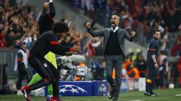 Pep merayakan gol tersebut dengan cara berlari di pinggir lapangan, bak seorang pemain (Reuters / Kai Pfaffenbach)