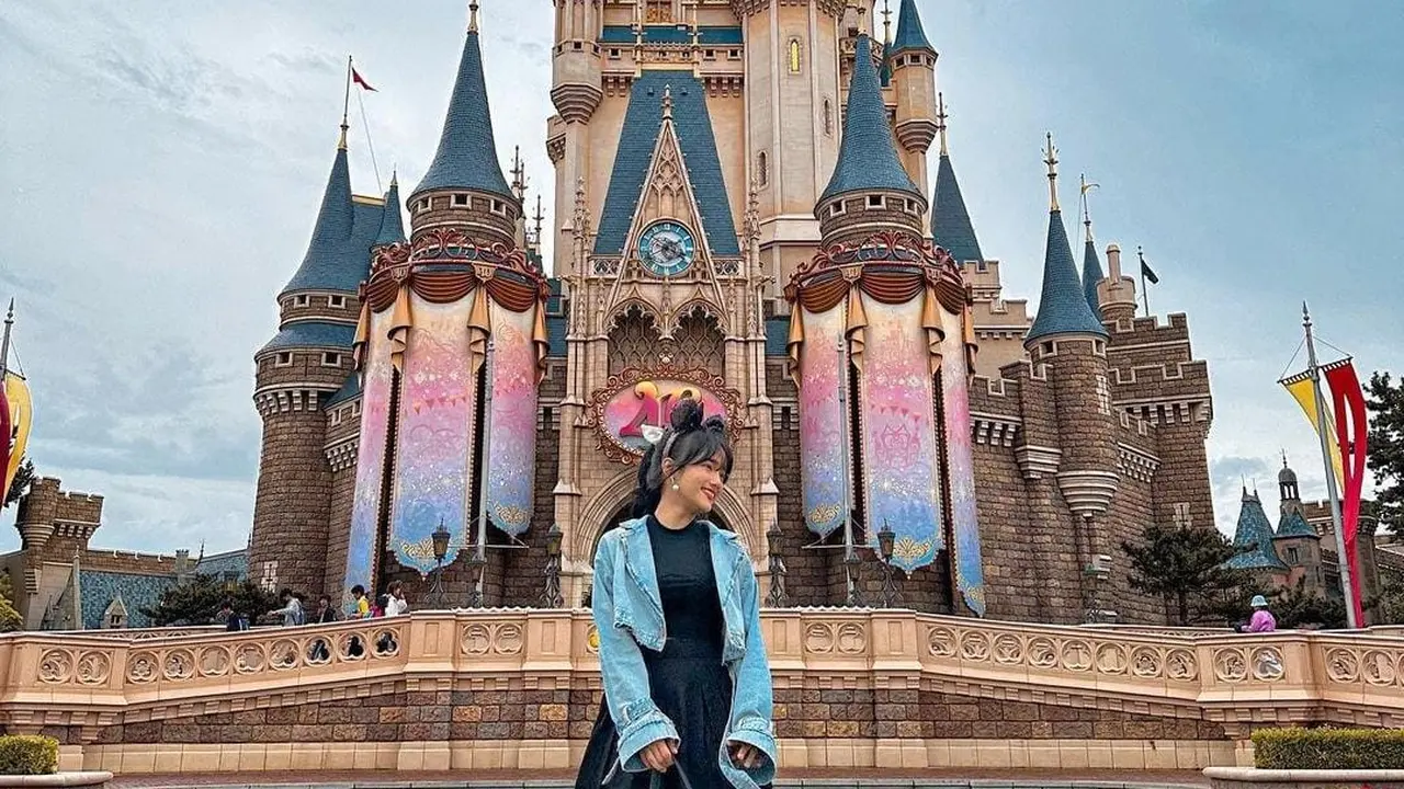 7 Potret Fuji Liburan ke Jepang, Pergi ke Disneyland Menjadi Impian Masa Kecilnya