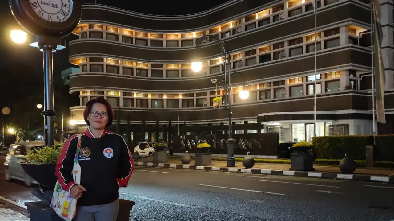 Nongkrong Malam di Jalan Braga Bandung, Kuliner Pinggir Jalan Hingga Estetiknya Bangunan Tua