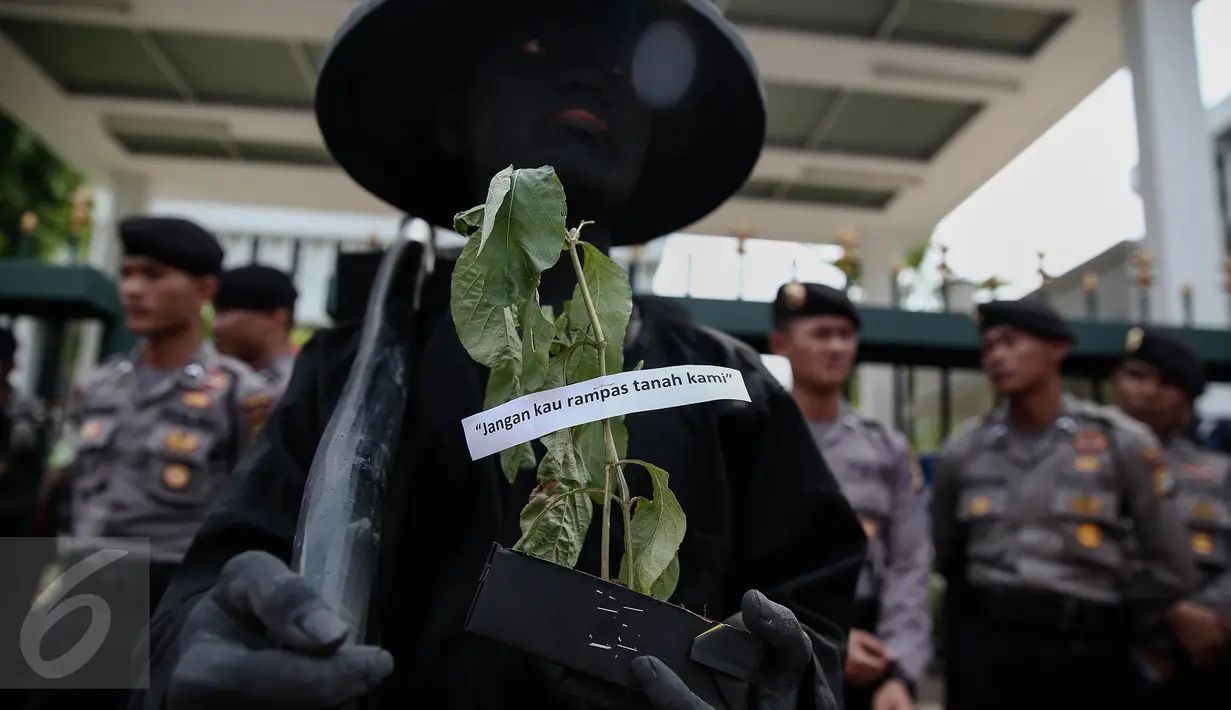 Peserta aksi mengecat tubuhnya dan membawa tumbuhan saat menggelar unjuk rasa di depan Mahkamah Agung, Jakarta, Kamis (2/6/2016). Dalam aksinya, massa menuntut pemerintahan Jokowi untuk menyelesaikan konflik Agraria. (Liputan6.com/Faizal Fanani)