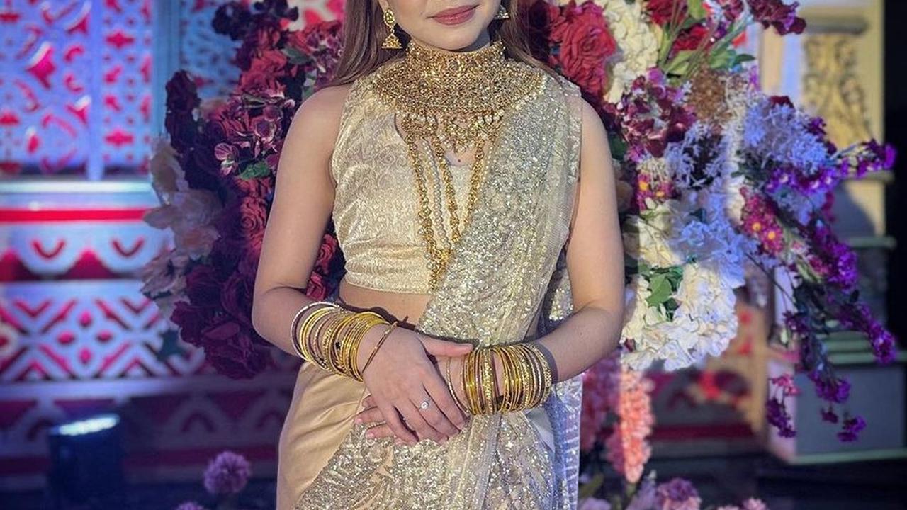 Di pernikahan Putri Isnari, Rara juga tampil dengan outfit warna emas. Ia hadir dalam balutan kain sari beserta aksesoris serba emas.