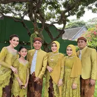 Ayu Ting Ting dan keluarga kerap tampil kompak dengan baju couple saat menghadiri kondangan. [@ayutingting92]