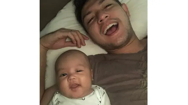 6 Seleb Pria Ini Pamer Muka Bantal saat Asuh Bayi, Ayah Idaman