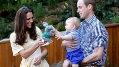 Minggu (20/4/2014), usai menghadiri misa Paskah, Pangeran William dan Kate Middleton serta George, berkunjung ke kebun binatang Taronga, Sydney, Australia. (REUTERS/Chris Jackson)