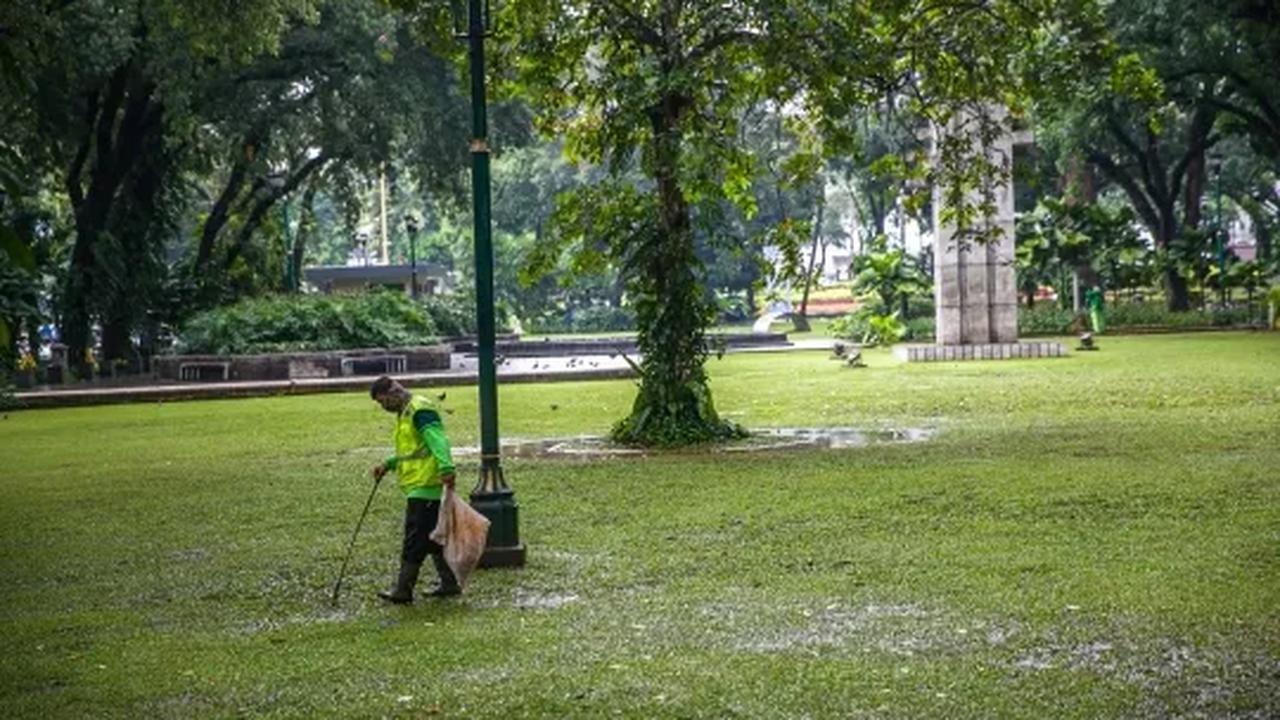 Wali Kota Jakarta Timur M. Anwar mengerahkan Satpol PP untuk menjaga hutan-hutan kota yang ada di wilayahnya.