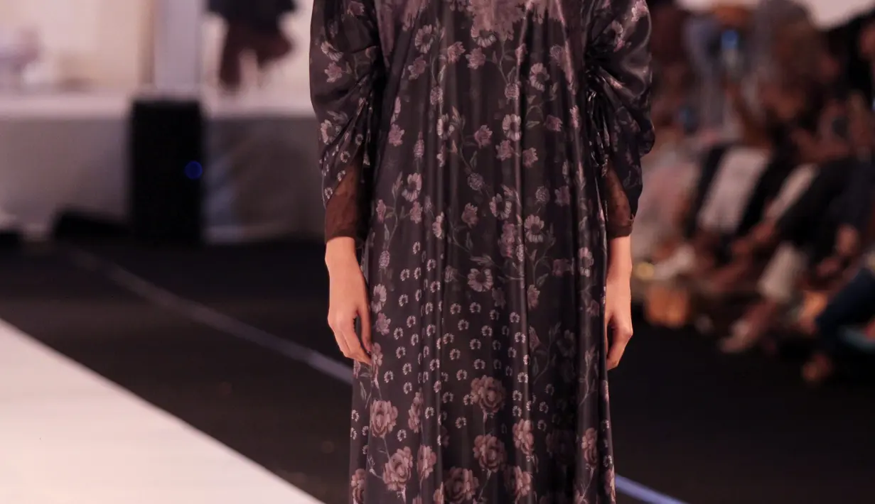 Ria Miranda mencoba warna-warna gelap di koleksi terbarunya. (Liputan6.com/Pool/Ria Miranda)
