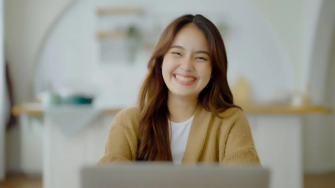 wanita january aura bahagia