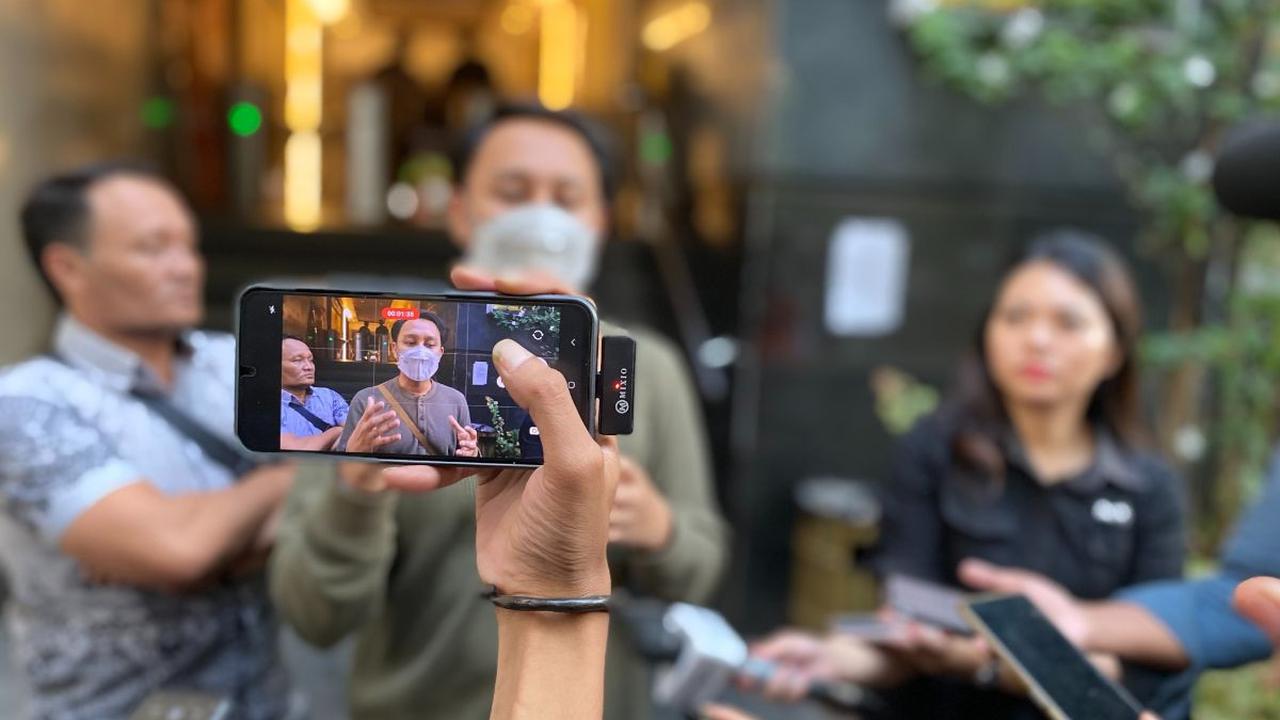 Selebgram Radja Adipati jalani pemeriksaan terkait kasus industri film porno di Indonesia. Dia hadir di Polda Metro Jaya, hari ini Jumat (22/9).<br><br>
