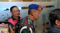 Mantan Menteri Perdagangan Thomas Trikasih Lembong alias Tom Lembong diperiksa Kejagung sebagai tersangka kasus korupsi impor gula, Jumat (1/11/2024). Usai 10 jam pemeriksaan, Tom Lembong hanya melempar senyum. (Merdeka.com)