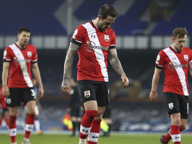 Striker Southampton, Danny Ings (tengah) dan rekan setim berjalan tertunduk usai berakhirnya laga lanjutan Liga Inggris 2020/21 pekan ke-26 melawan Everton di Goodison Park, Liverpool, Senin (1/3/2021). Southampton kalah 0-1 dari Everton. (AP/Clive Brunskill/Pool)