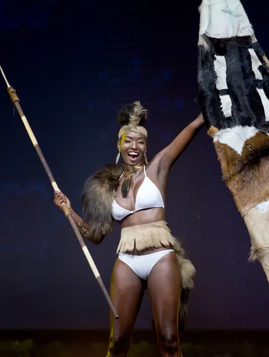 Miss Zambia, Melba Shakabozha menampilkan kostum nasionalnya selama National Costume Show Miss Universe 2018 di Chonburi, Thailand, Senin (10/12). 94 wanita cantik se-dunia berlomba menjadi yang terbaik di ajang Miss Universe 2018 (AP/Gemunu Amarasinghe)
