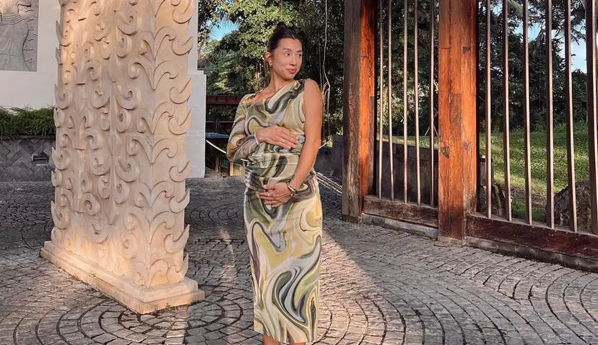 Begitu pula saat di luar rumah, Jennifer tampak stylish mengenakan dress bernuansa hijau kuning abstrak. @jenniferbachdim.