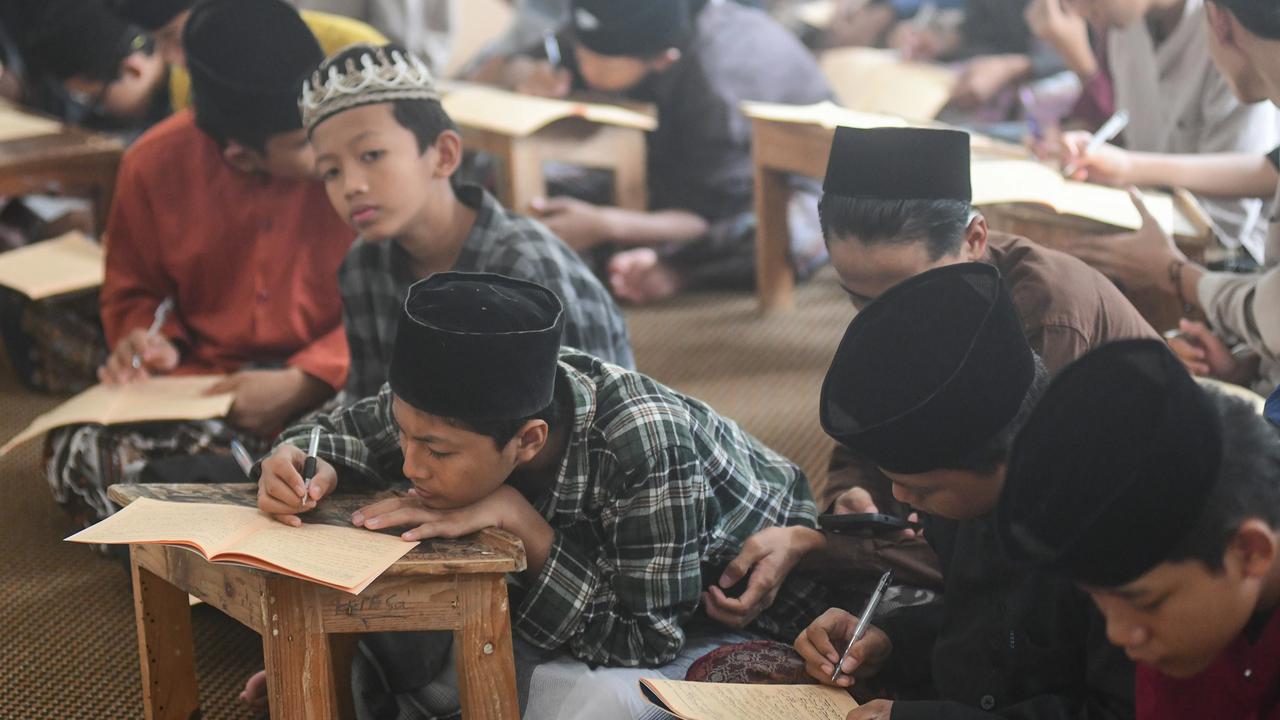 FOTO: Ramadan Menghidupkan Tradisi Kajian Kitab Kuning di Pesantren