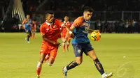 Gelandang Persija, Alfin Tuasalamony (kiri) berusaha merebut bola dari Fabiano Beltrame (Arema Cronus) saat berlaga di Trofeo Persija di Stadion GBK Jakarta, (11/1/2015). (Liputan6.com/Helmi Fithriansyah)